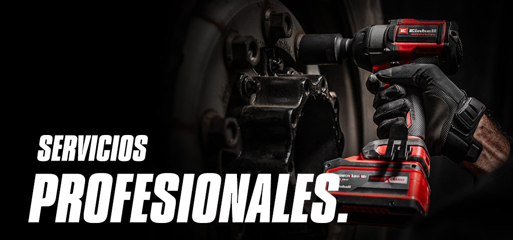 Primer plano de un atornillador de impacto inalámbrico rojo en uso sobre una rueda, con el texto "Servicios Profesionales."