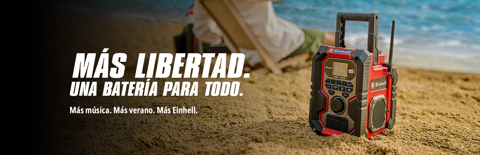 Image of a radio in the sand and the text saying "MÁS LIBERTAD. UNA BATERÍA PARA TODO. Más música. Más verano. Más Einhell."