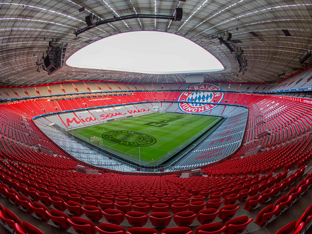 El Allianz Arena desde el interior, con el logotipo del FC Bayern y el lema «Mia san Mia» en la fila de sillas.