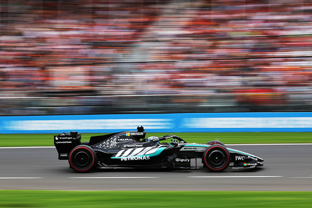 Coche de Fórmula 1 circulando por el circuito durante una carrera.