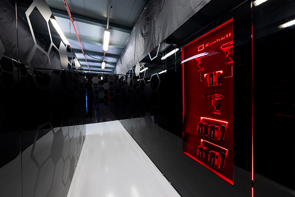 Área de exposición moderna con el logotipo de Einhell dentro de un edificio.