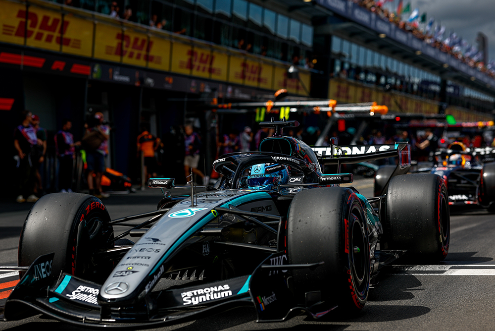 Coche de Fórmula 1 en la calle de boxes durante un fin de semana de carrera.
