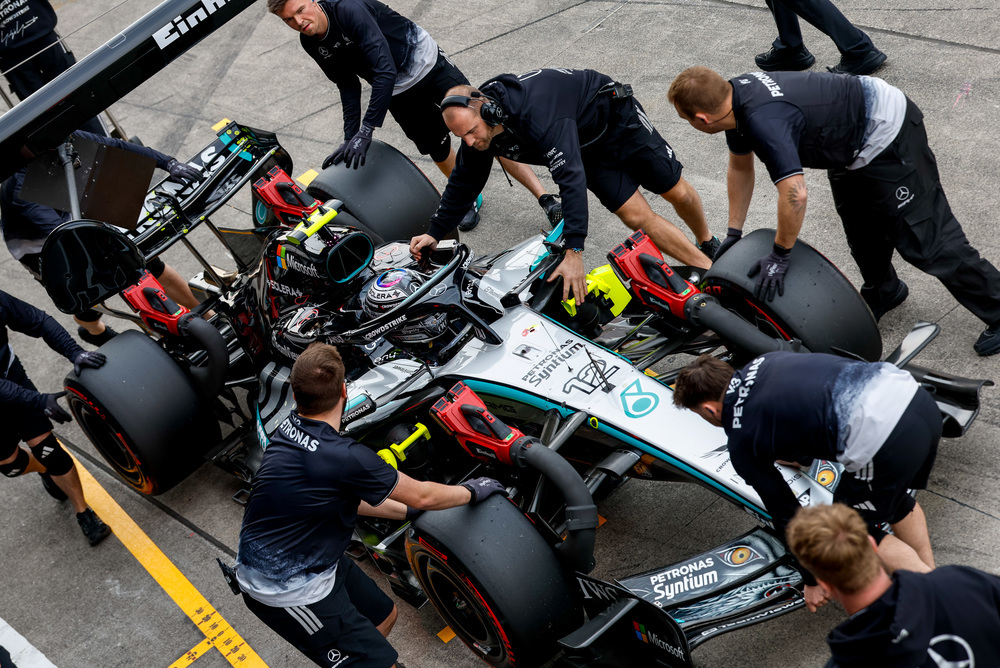 Equipo Mercedes revisando el coche durante el pit stop
