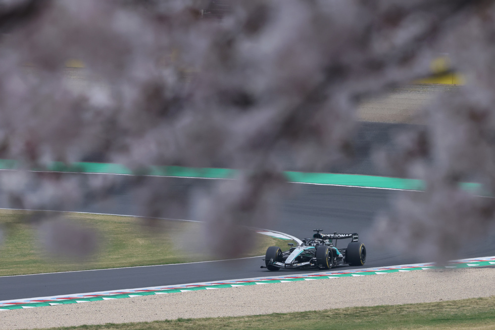 Coche F1 Mercedes acelerando en la distancia