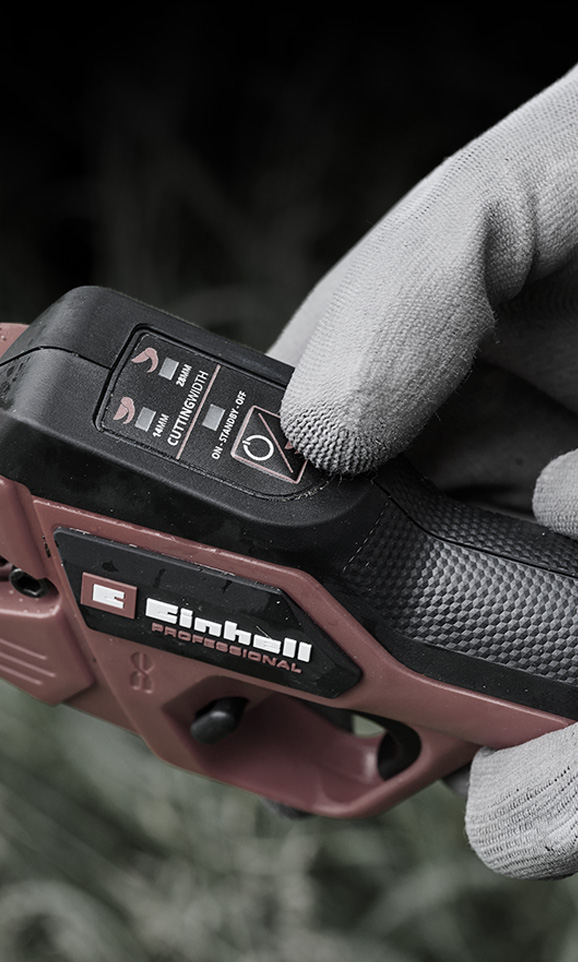 Primer plano de una herramienta Einhell inalámbrica con un usuario ajustando su configuración.